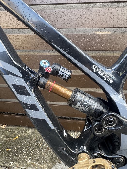 Bicicleta Pivot DH29 Custom