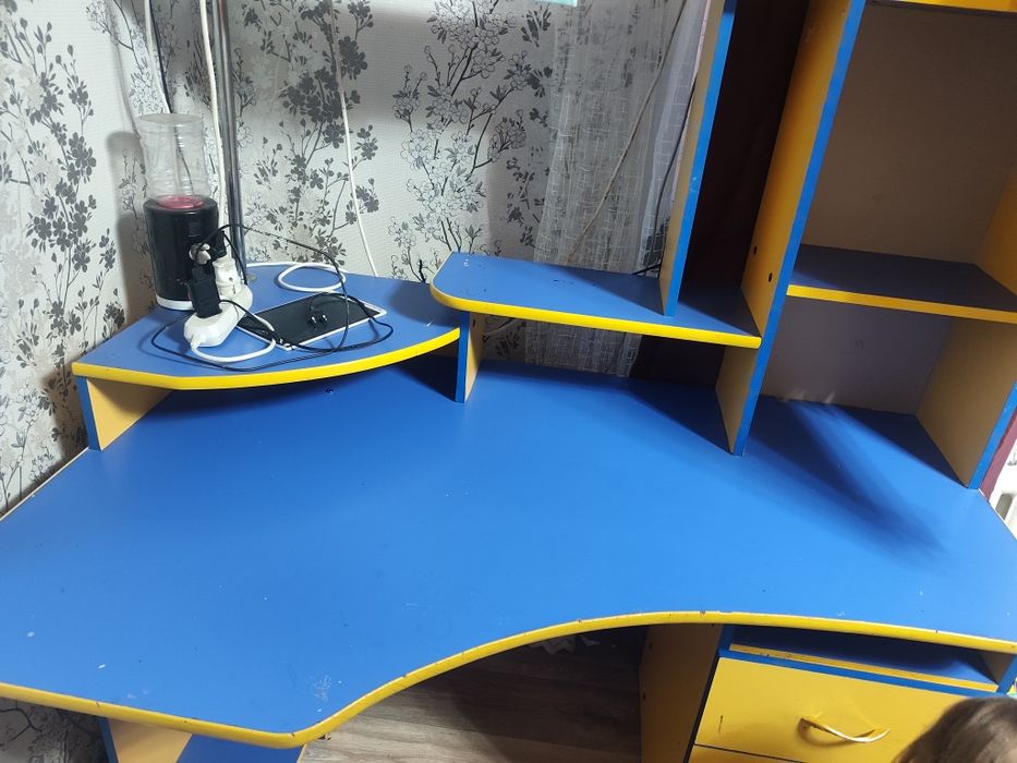Школьный , компьютерный стол