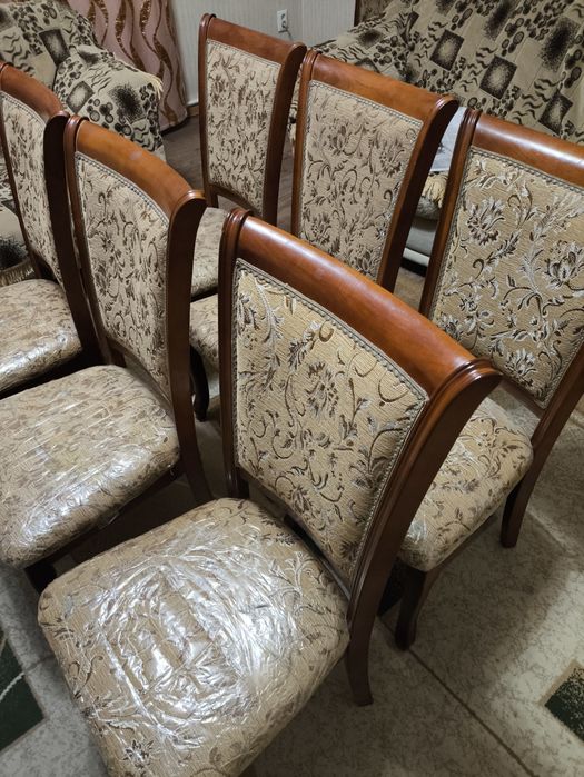 Стол  , стулья для гостинной