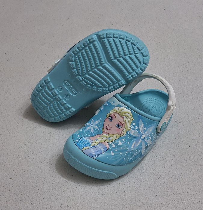 Slapi CROCS Frozen Elsa Light Clg K Ice Blue cu luminite, sandale apa, saboti plaja C11 sau Nr. 28 - 29 EU