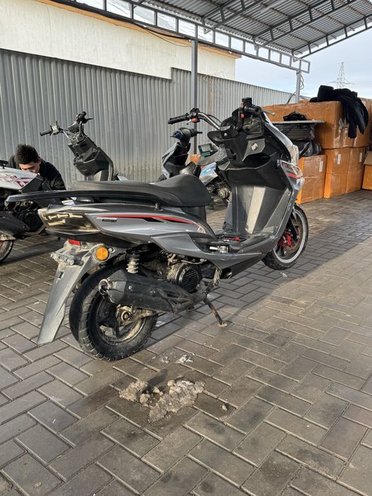 В продаже мопед макси скутер