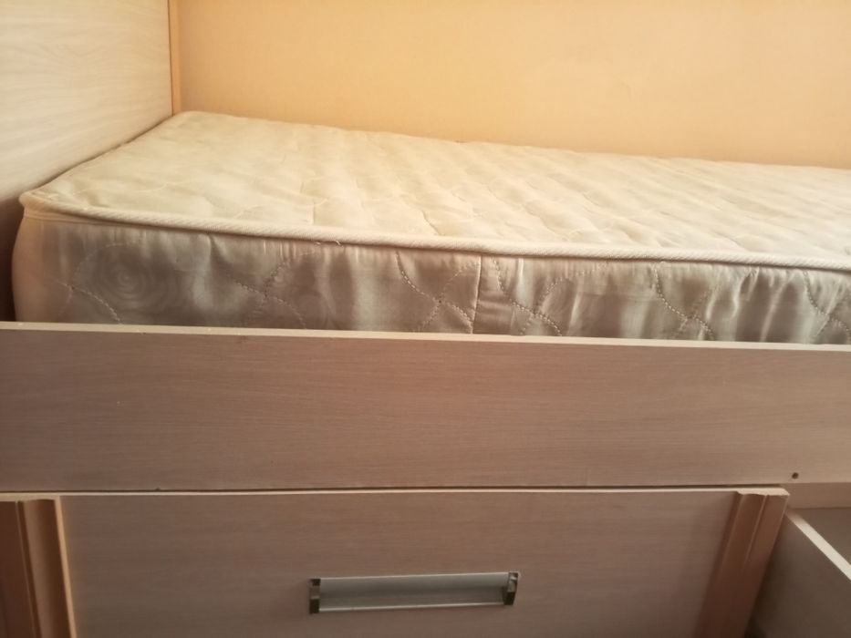 Кровать бежевого цвета в хорошем состоянии