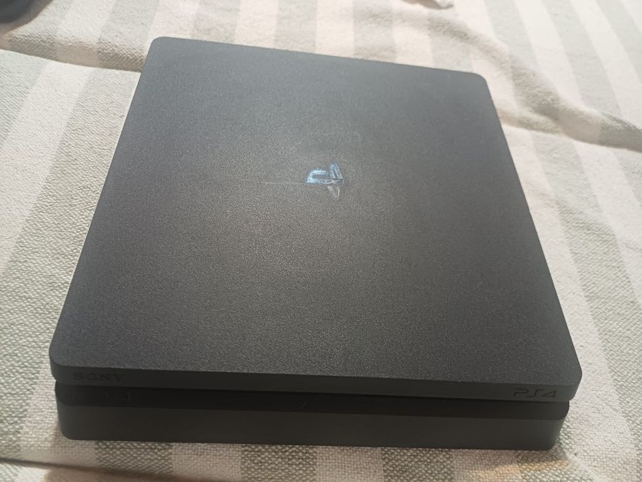 PS4 Slim + 2 Controllere + 2 Jocuri – Stare Foarte Bună
