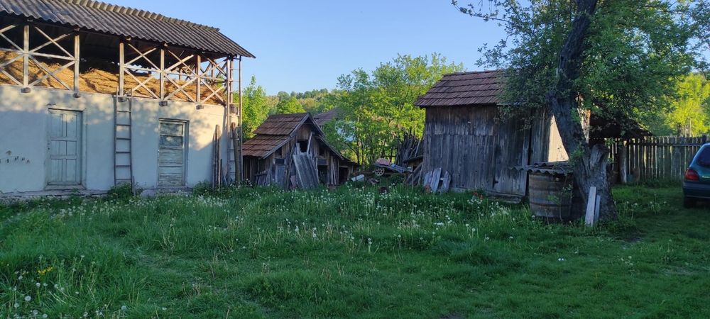 Casă cu Teren de Vânzare