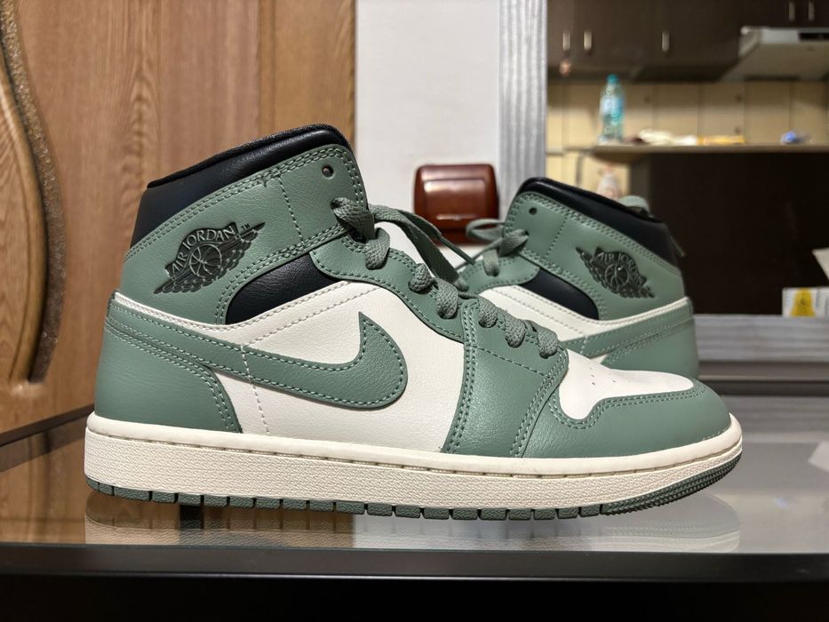Sneakers Womens Air Jordan 1 Mid