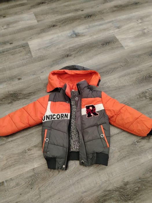 Продам куртки 3 шт за 5000 тенге тёплые на 2-3 года