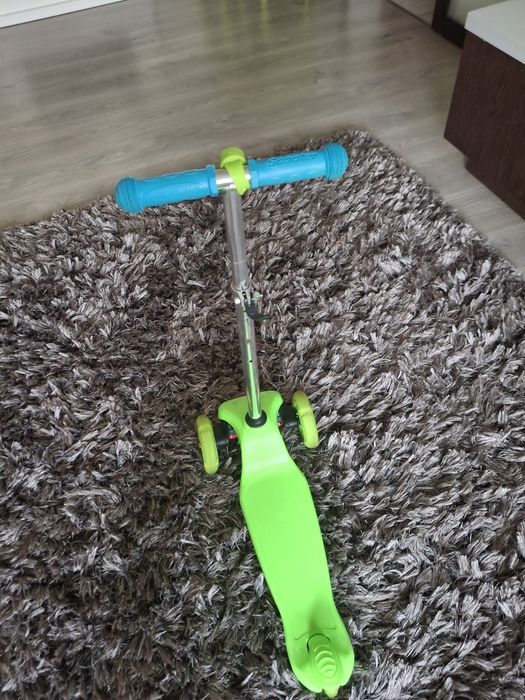 Vând trotinetă verde de copii