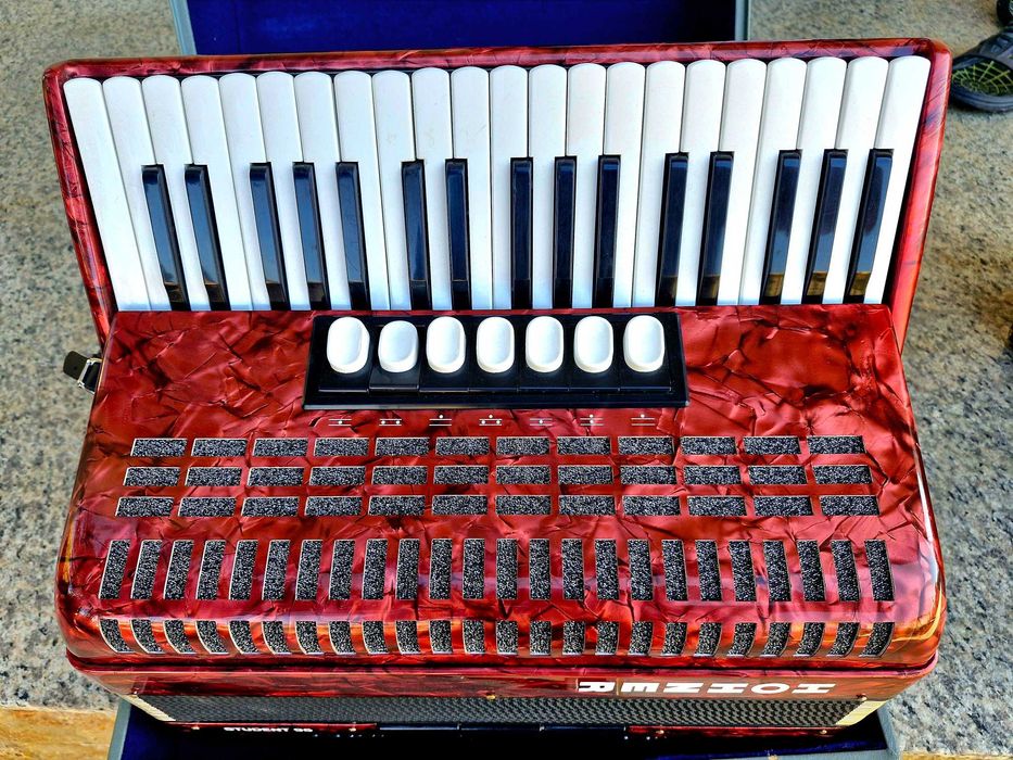 Acordeon Hohner  96 basi rosu sidefat
