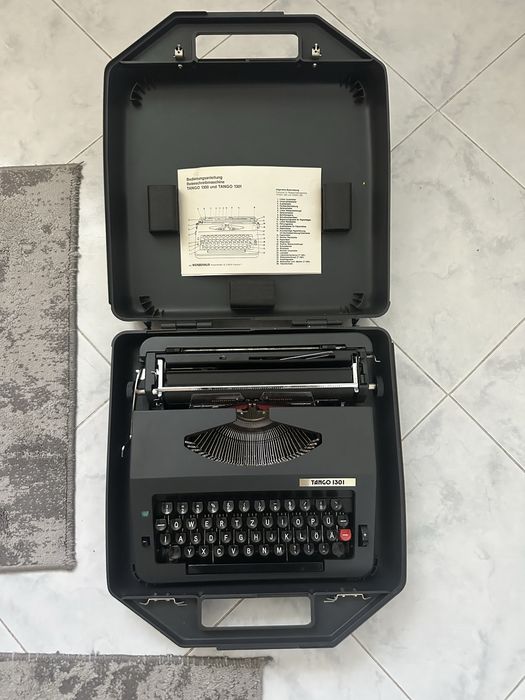 Ретро немска пишеща машина Tango 1301 – перфектна, с оригинален куфар и упътване