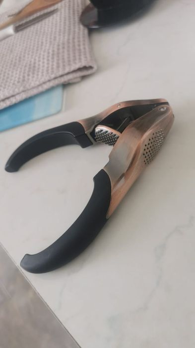 Чеснокодавка металич