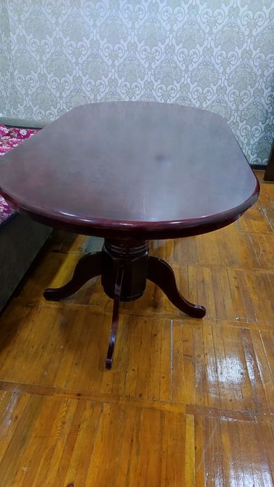 Zal uchun stol. hamma joyi yaxshi, material yog'ochli