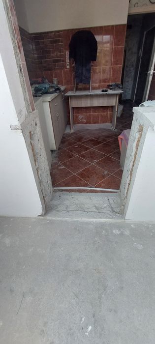 Demolari Taieri Betoane ,Decopertari  Gresie si Faianta ,Canelari Ins : Electrice si Sanitare.