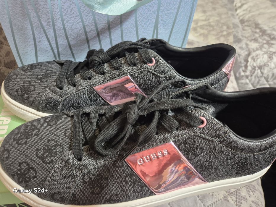 Кецове GUESS с релефно лого