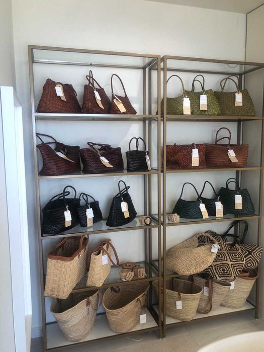 Метален стелаж за магазин. Оборудване за магазин