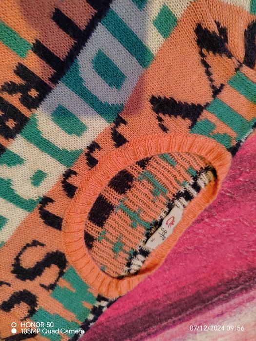 Дънки и пуловер.