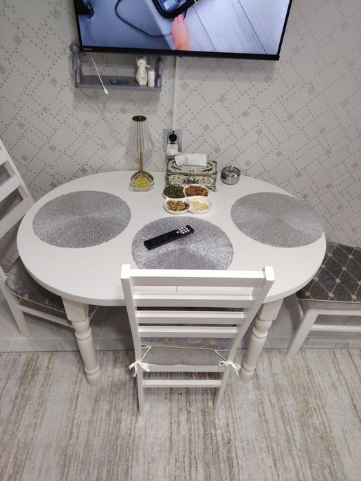 Продам  стол и 4 стула