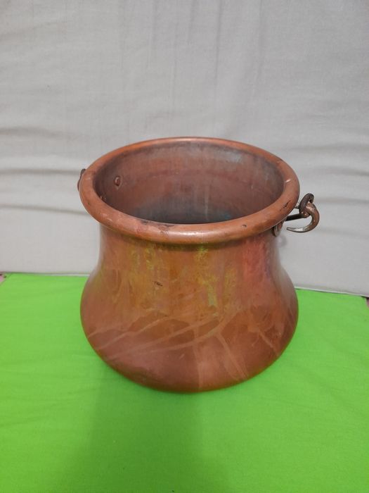 Vînd două vase din cupru