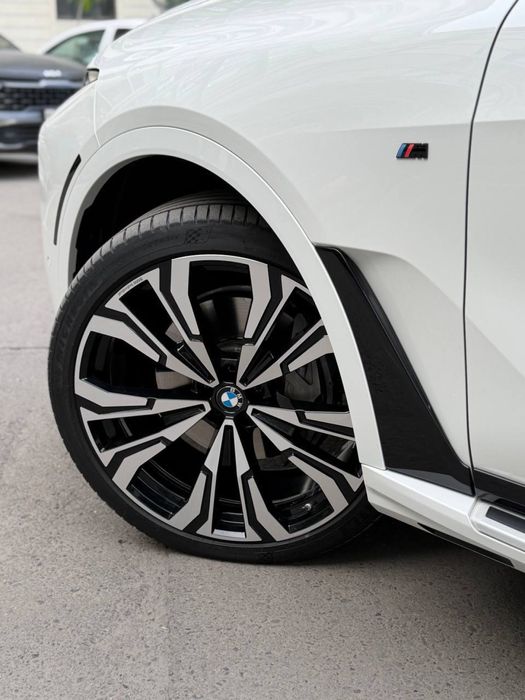 Bugun sotuvimizda BMW X7 40i
