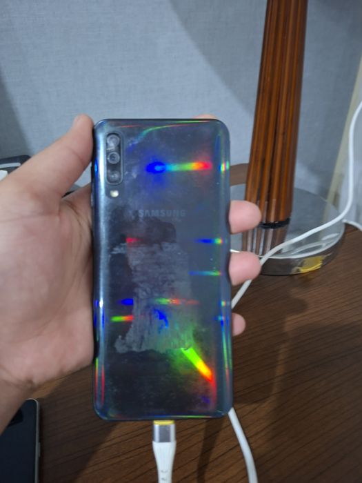 Продам 3 телефона и наушники