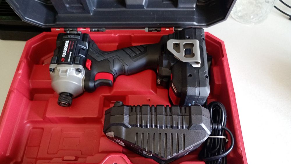 Vând mașină de insurubat