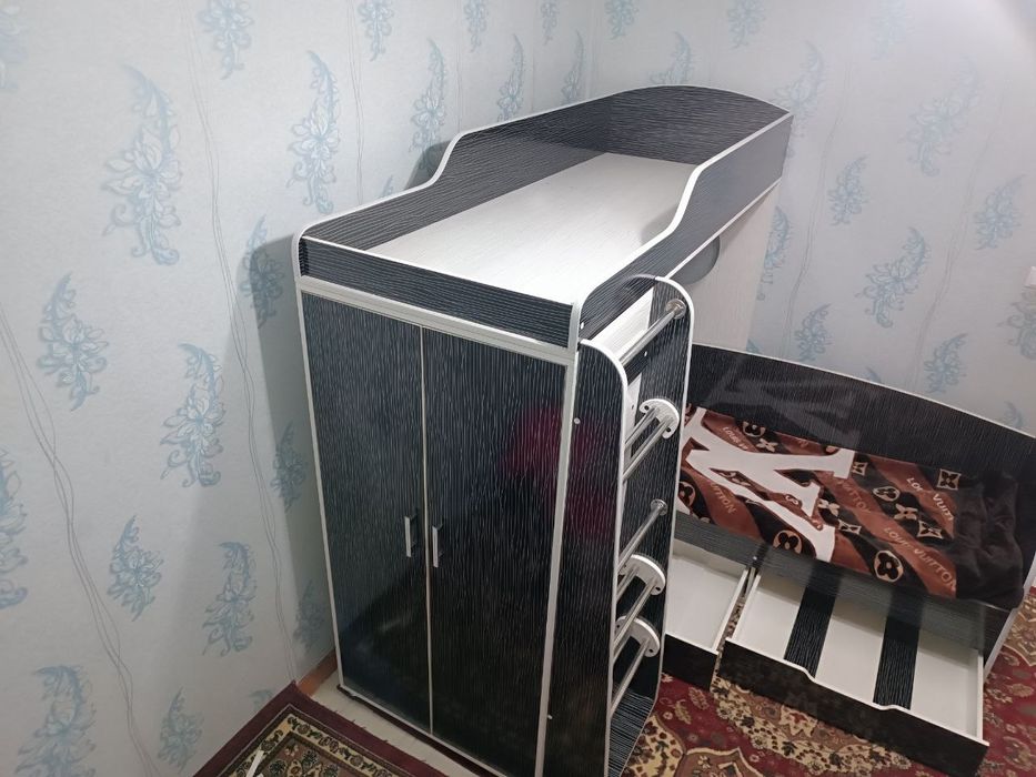 Двухъярусная кровать со шкафом и полками