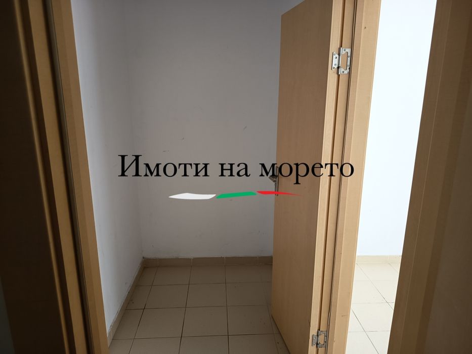 Отдавам под наем търговско помещение в затворен комплекс