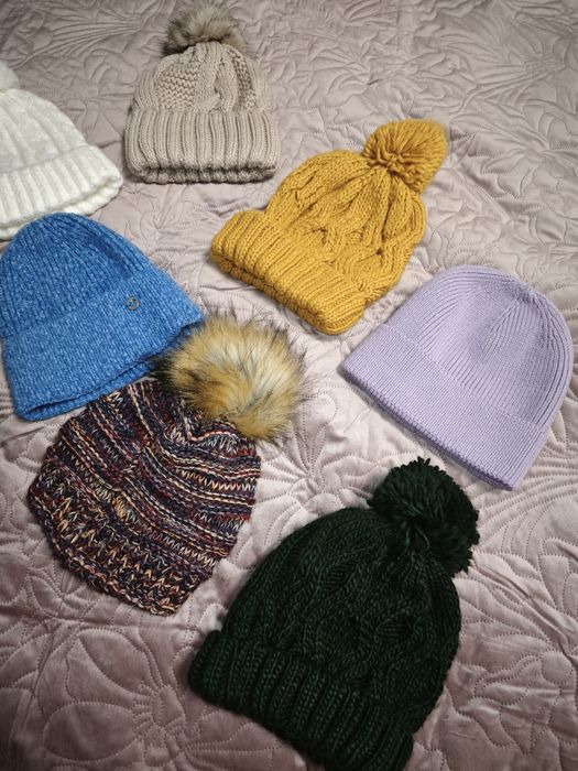 Зимни шапки в различни цветове