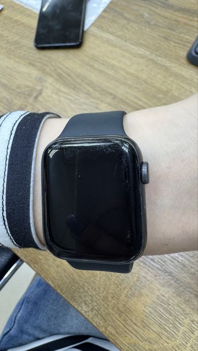 Продам Apple Watch SE