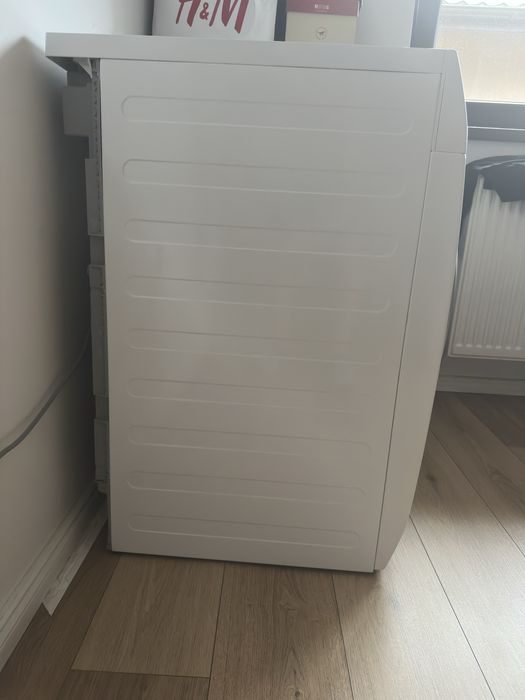 Uscător rufe AEG Lavatherm 7000, model T7DBE48S, cu pompă de căldură, capacitate 8 kg.