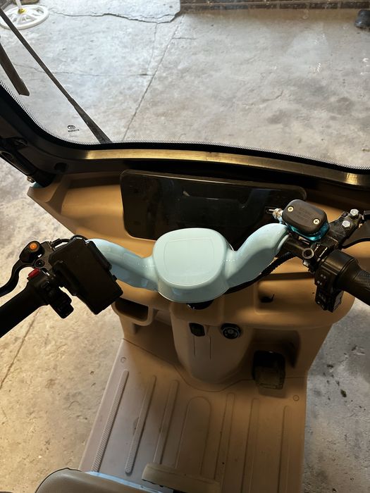 Скутер трехколесный электромобиль