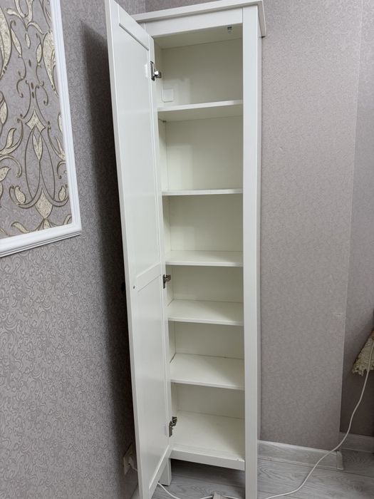 Узкий шкаф с зеркалом