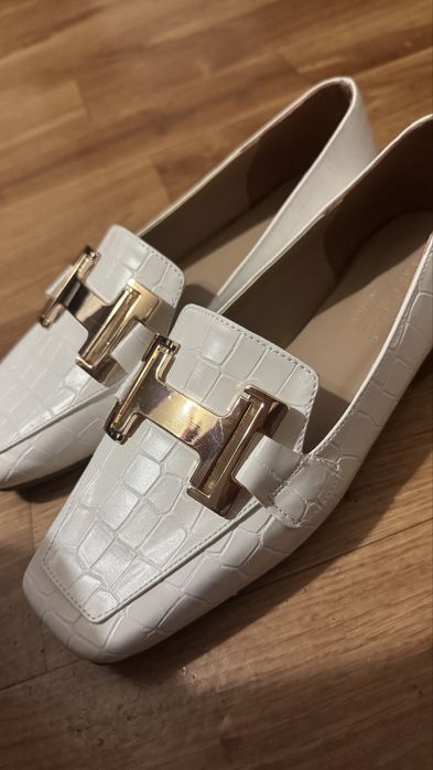 Pantofi loafers albi eleganti cu detaliu auriu, marimea 38