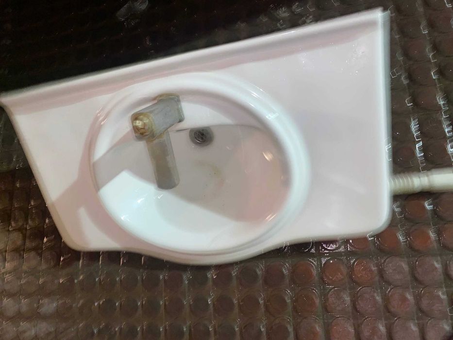 Ракавина в отличном состоянии целая для ванный