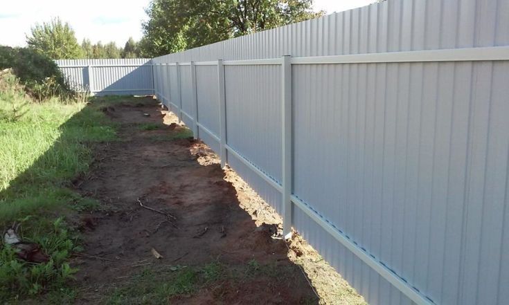 Meșter la garduri cu materiale incluse din plasă sau tablă