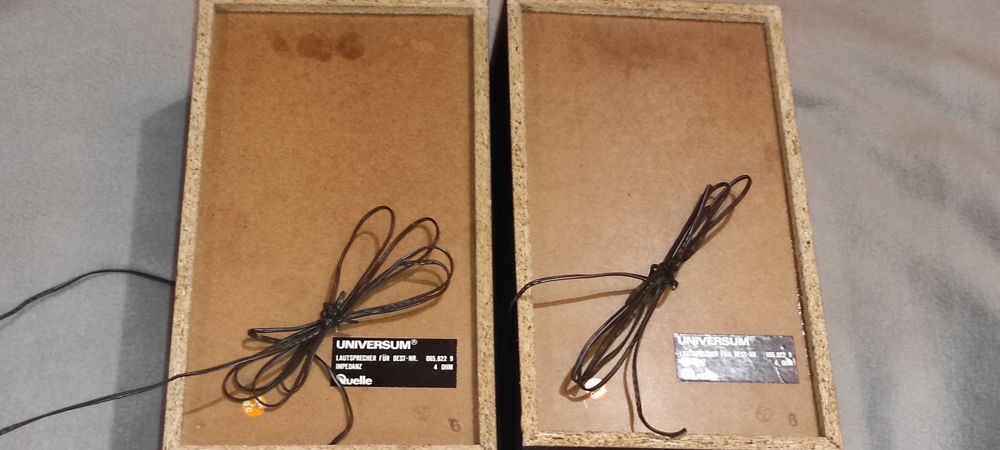 2 BOXE AUDIO - UNIVERSUM 4 Ohm. - inaltime - 30 cm  latime - 18 cm  adincime - 11 cm impecabile  pret 100 ron