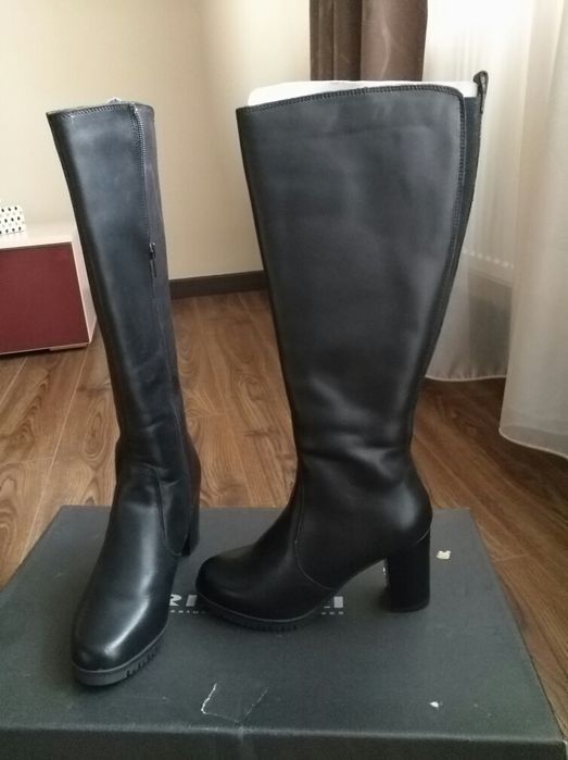 Vând cizme din piele