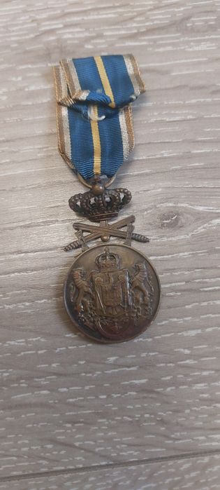 Medalia Serviciu Credincios clasa a III a , model 1938 cu spade .
