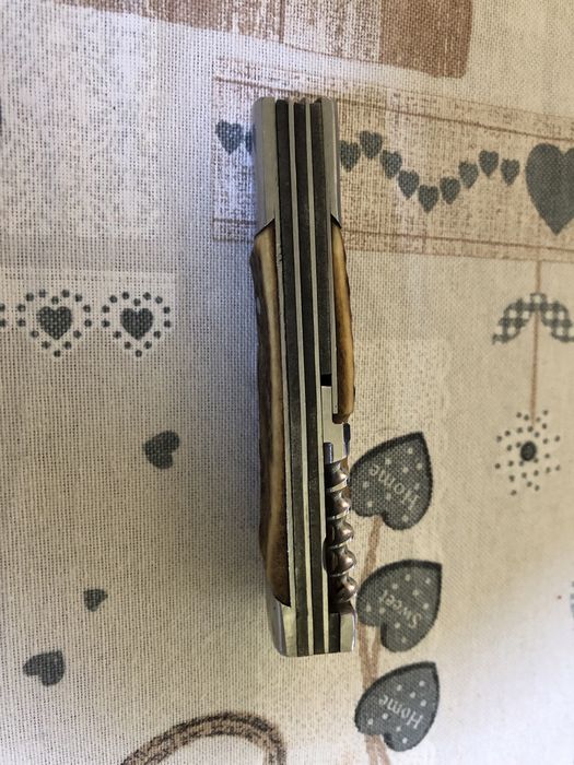 Briceag de vânătoare deosebit