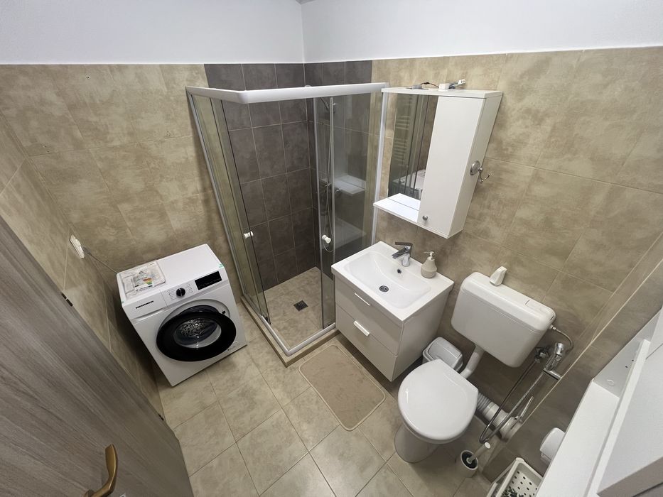 Proprietar inchiriez apartament cu 3 camere, 2 dormitoare, 2 bai, loc parcare, centrala, AC, balcon, camera dresing