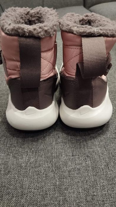 Продавам детски апрески Nike