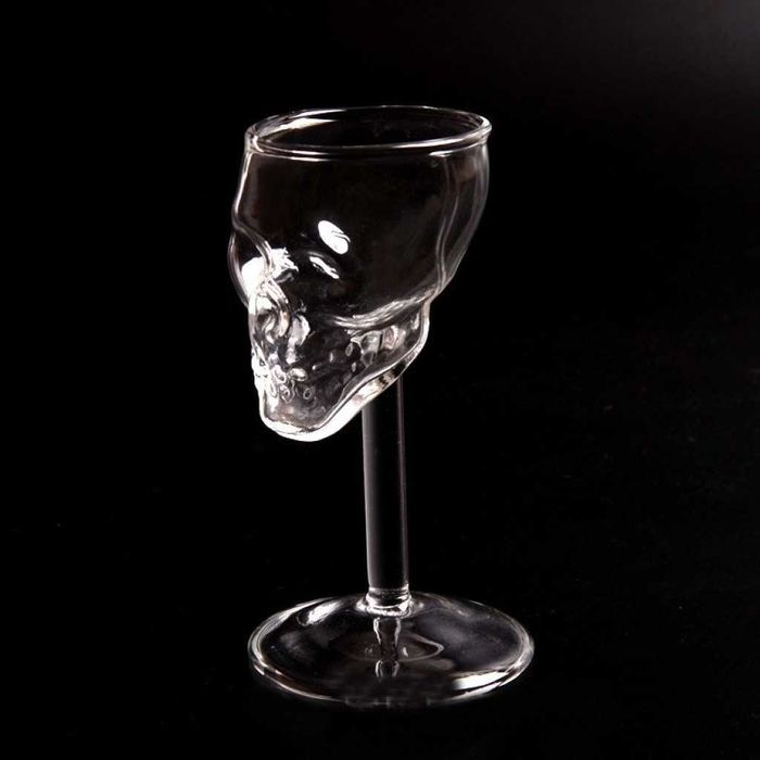 Комплект 2 броя стъклени чаши със столче във формата на череп