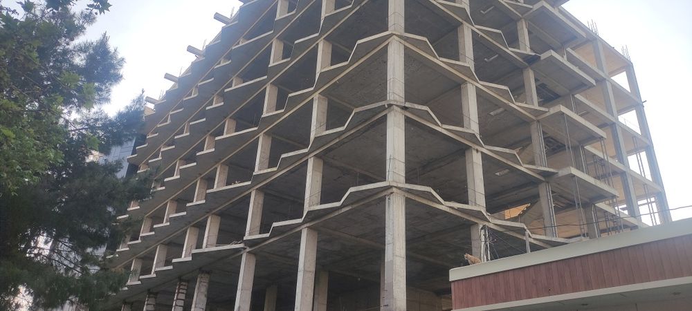Продается здания каробка в центре 20 соток 11000 квадрат .
