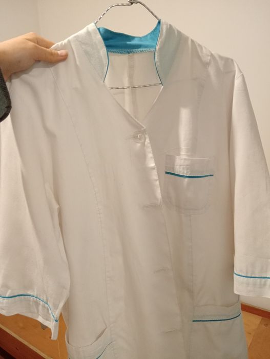 Медицинский белый халат.