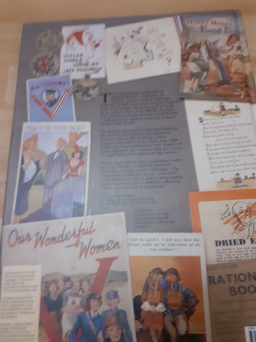 Vând carte cu ilustrate din perioada interbelica Anglia-UK.