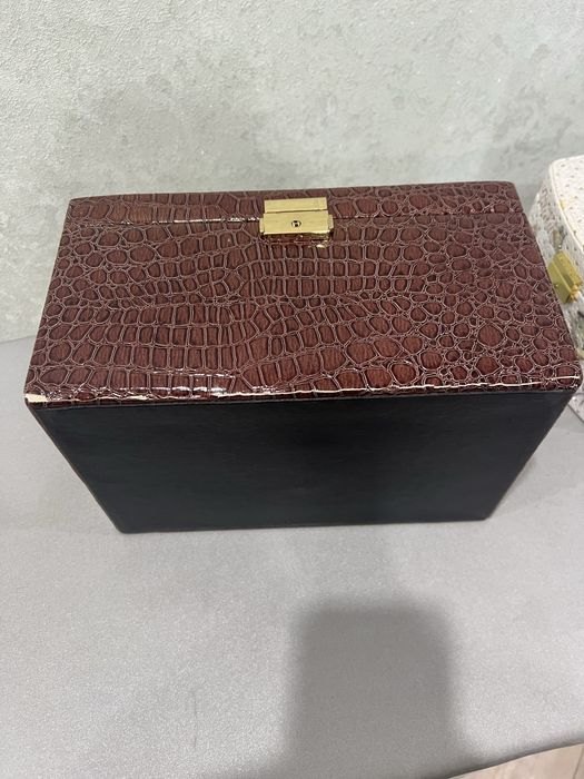 Шкатулка для украшении