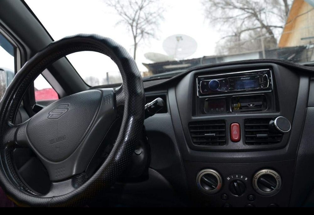 Машина Suzuki liana