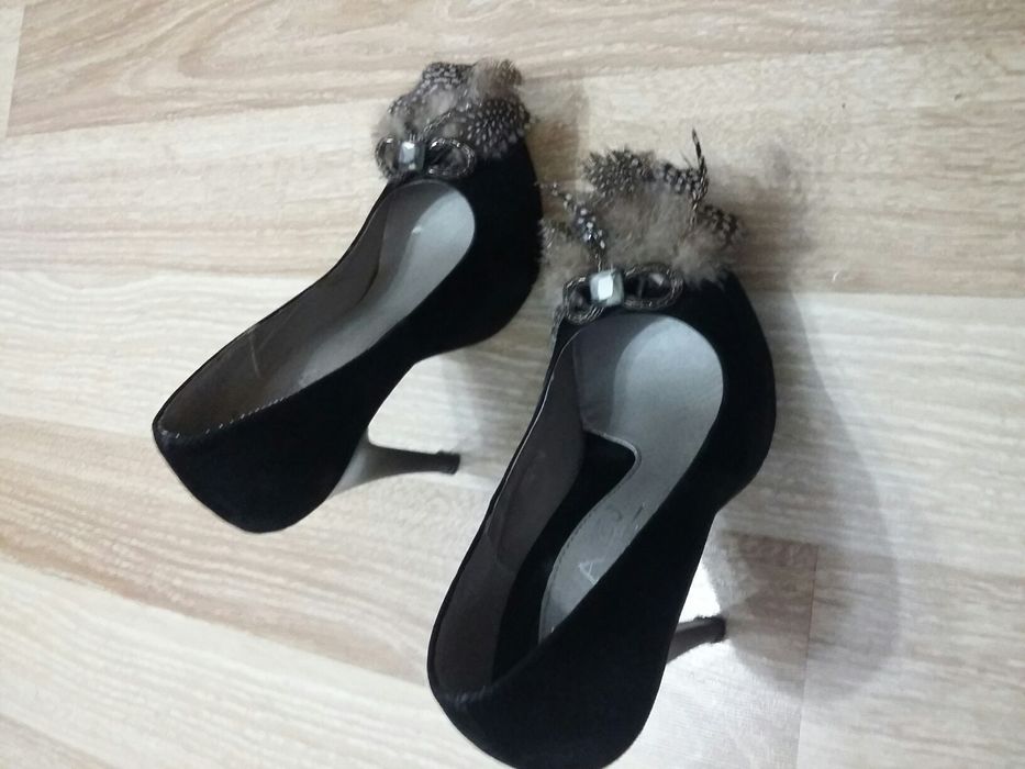 Дамски стилни обувки с пера и камъни