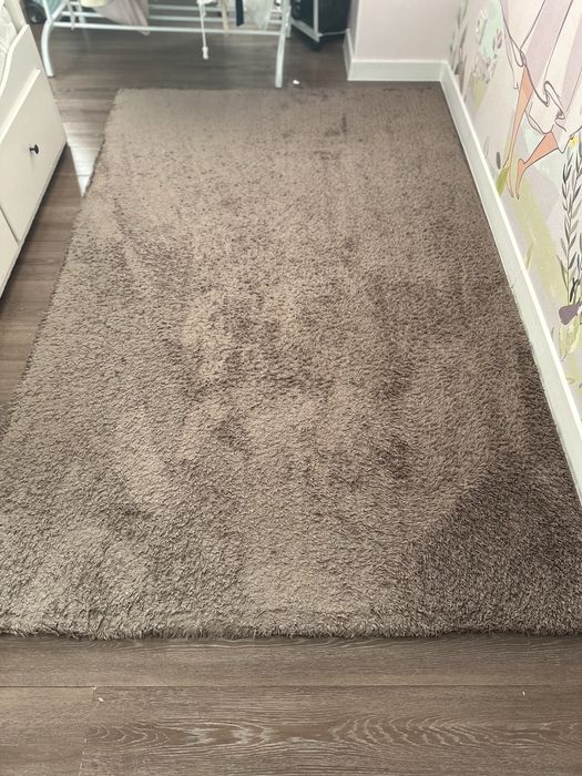 Ковер ворсистый коричневого цвета