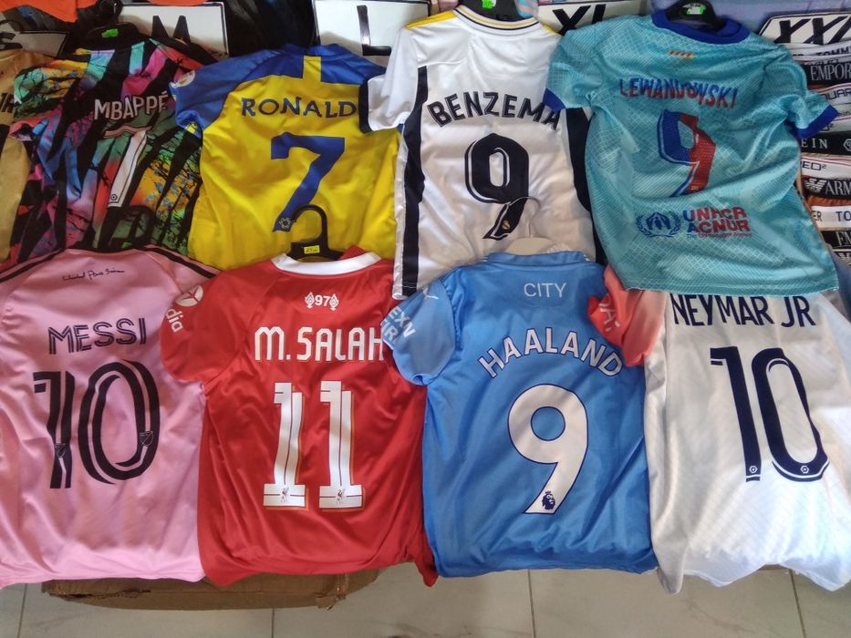 Футболни екипи и чорапи