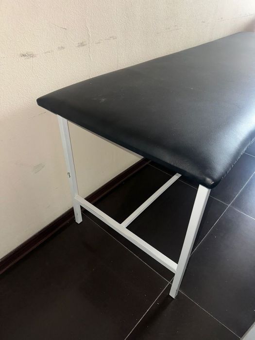 Продам две кушетки и кресло